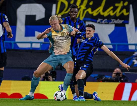 Football - UEFA Champions League - League Phase - Manchester City FC v Inter Milan MANCHESTER, ENGLAND - Wednesday, September 18, 2024: Manchester City s Erling Haaland challenges Inter Milan s Alessandro Bastoni during the UEFA Champions League match between Manchester City FC and Inter Milan at the City of Manchester Stadium. (Photo by David Rawcliffe Propaganda) MANCHESTER City of Manchester Stadium GREATER MANCHESTER ENGLAND  Copyright: xDavidxRawcliffex P2024-09-18-Man_City_Inter_Milan-31