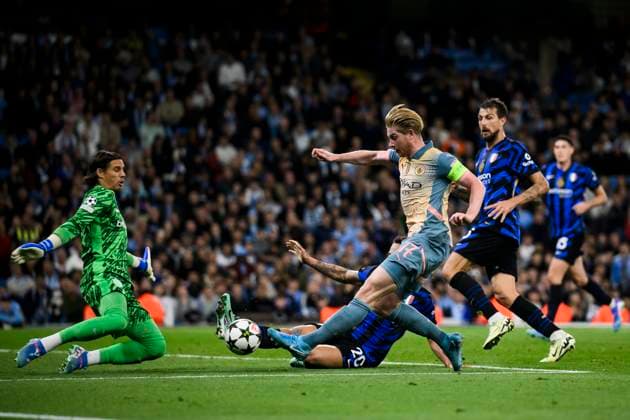 Manchester City FC V FC internazionale - UEFA Champions League Yann Sommer of FC Internazionale saves on Kevin De Bruyne of Manchester City FC during the UEFA Champions League 2024 25 League Phase MD1 football match between Manchester City FC and FC Internazionale. Manchester United, ManU Kingdom Copyright: xNicolòxCampox