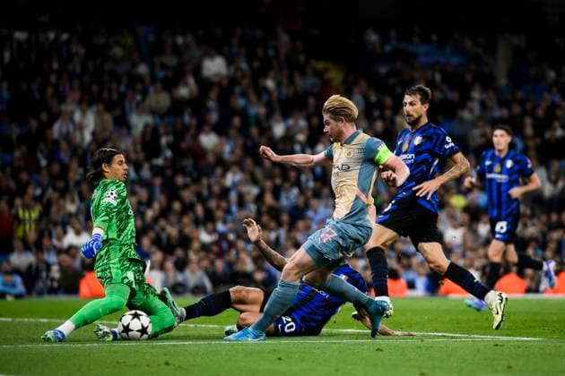 Manchester City FC V FC internazionale - UEFA Champions League Yann Sommer of FC Internazionale saves on Kevin De Bruyne of Manchester City FC during the UEFA Champions League 2024 25 League Phase MD1 football match between Manchester City FC and FC Internazionale. Manchester United, ManU Kingdom Copyright: xNicolòxCampox