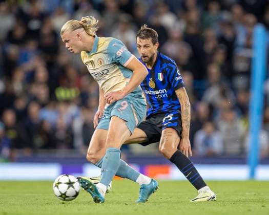 18th September 2024; Etihad Stadium, Manchester, England; UEFA Champions League Football, Manchester City versus Inter Milan; Erling Haland of Manchester City under pressure from Francesco Acerbi of Inter Milan  ActionPlus12694314 TimxWilliams