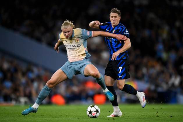 Manchester City FC V FC internazionale - UEFA Champions League Erling Haaland of Manchester CIty FC competes for the ball with Piotr Zielinski of FC Internazionale during the UEFA Champions League 2024 25 League Phase MD1 football match between Manchester City FC and FC Internazionale. Manchester United, ManU Kingdom Copyright: xNicolòxCampox