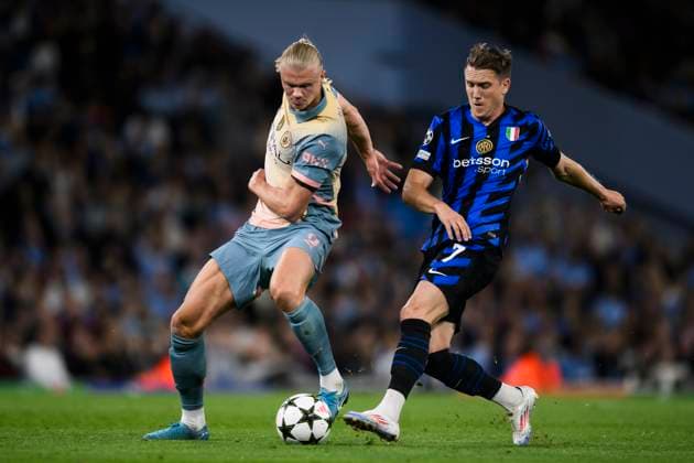 Manchester City FC V FC internazionale - UEFA Champions League Erling Haaland of Manchester CIty FC competes for the ball with Piotr Zielinski of FC Internazionale during the UEFA Champions League 2024 25 League Phase MD1 football match between Manchester City FC and FC Internazionale. Manchester United, ManU Kingdom Copyright: xNicolòxCampox