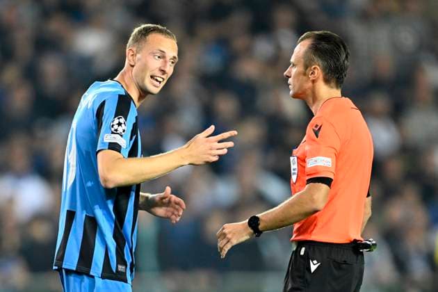 Club Brugge v Borussia Dortmund - UEFA Champions League BRUGGE, BELGIUM - SEPTEMBER 18 : Nielsen Casper midfielder of Club Brugge talking to Referee Irfan Peljto (BIH) during the UEFA Champions League - League phase matchday 1 match between Club Brugge and Borussia Dortmund at the Jan Breydel stadium on September 18, 2024 in Bruges , Belgium , 18 09 2024 Brugge Belgium  Copyright: xNicoxVereeckenx
