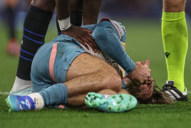 Sport Bilder des Tages UEFA Champions League league stage Manchester City v Inter Milan Jack Grealish of Manchester City holds his wrist after going down with an injury during the UEFA Champions League league stage match Manchester City vs Inter Milan at Etihad Stadium, Manchester, United Kingdom, 18th September 2024 (Photo by Mark Cosgrove News Images) Manchester Etihad Stadium Manchester United, ManU Kingdom Copyright: xMarkxCosgrove NewsxImagesx