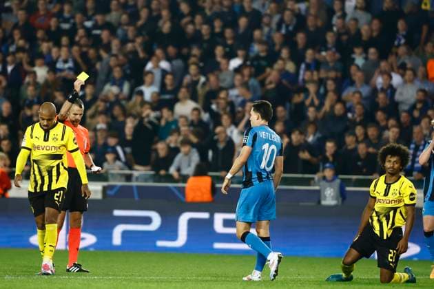 Club Brugge v Borussia Dortmund - UEFA Champions League BRUGGE, BELGIUM - SEPTEMBER 18 : Vetlesen Hugo midfielder of Club Brugge receives a yellow card from Referee Irfan Peljto (BIH) during the UEFA Champions League - League phase matchday 1 match between Club Brugge and Borussia Dortmund at the Jan Breydel stadium on September 18, 2024 in Bruges , Belgium , 18 09 2024 Brugge Belgium  Copyright: xJanxDexMeuleneirx