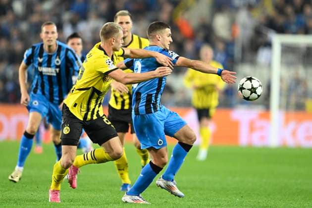 Club Brugge v Borussia Dortmund - UEFA Champions League BRUGGE, BELGIUM - SEPTEMBER 18 : Ryerson Julian defender of Borussia Dortmund and Tzolis Christos forward of Club Brugge during the UEFA Champions League - League phase matchday 1 match between Club Brugge and Borussia Dortmund at the Jan Breydel stadium on September 18, 2024 in Bruges , Belgium , 18 09 2024 Brugge Belgium  Copyright: xNicoxVereeckenx