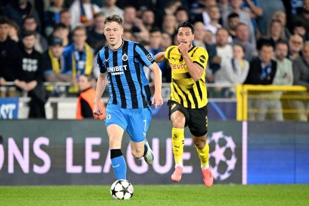 BRUGGE - (l-r) Andreas Skov Olsen of Club Brugge KV, Ramy Bensebaini of Borussia Dortmund during the UEFA Champions League match between Club Brugge and Borussia Dortmund at the Jan Breydel Stadium on Sept. 18, 2024 in Bruges, Belgi . ANP Hollandse Hoogte UEFA Europa Champions League 2024 25 xVIxANPxSportx xGerritxvanxKeulenxIVx 508796057 originalFilename: 508796057.jpg