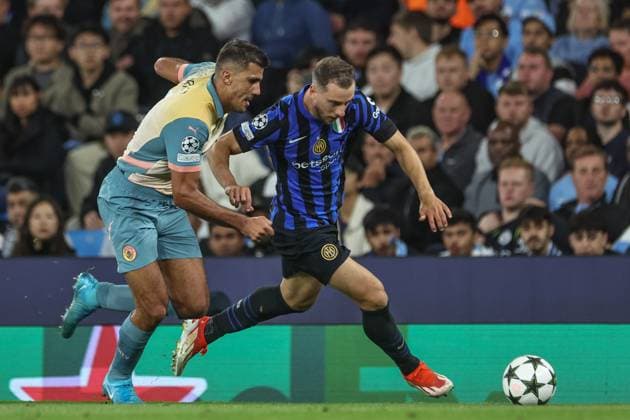 UEFA Champions League league stage Manchester City v Inter Milan Rodri of Manchester City tracks Carlos Augusto of Inter Milan during the UEFA Champions League league stage match Manchester City vs Inter Milan at Etihad Stadium, Manchester, United Kingdom, 18th September 2024 (Photo by Mark Cosgrove News Images) Manchester Etihad Stadium Manchester United, ManU Kingdom Copyright: xMarkxCosgrove NewsxImagesx