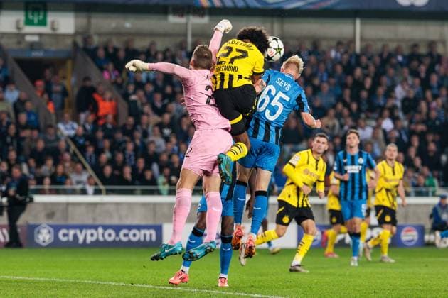 UEFA Champions League Club Brugge Borussia Dortmund 18 09 2024 duel Simon Mignolet Club Brugge, 22 , Karim Adeyemi Borussia Dortmund, 27 , Joaquin Seys Club Brugge, 65 header duel UEFA Champions League Club Brugge Borussia Dortmund, Brugge, Jan Breydelstadion on 18 09 2024 Copyright: xBEAUTIFULxSPORTS Wunderlx