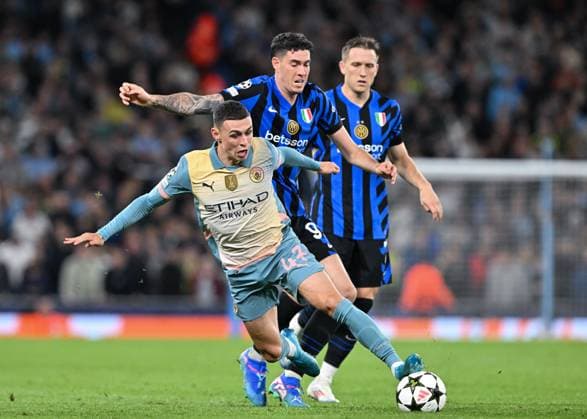 UEFA Champions League league stage Manchester City v Inter Milan Alessandro Bastoni of Inter Milan fouls Phil Foden of Manchester City during the UEFA Champions League league stage match Manchester City vs Inter Milan at Etihad Stadium, Manchester, United Kingdom, 18th September 2024 (Photo by Cody Froggatt News Images) Manchester Etihad Stadium Manchester United, ManU Kingdom Copyright: xCodyxFroggatt NewsxImagesx
