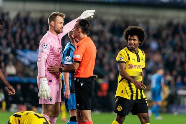 UEFA Champions League Club Brugge Borussia Dortmund 18 09 2024 Simon Mignolet Club Brugge, 22 discusses with referee Irfan Peljto, Karim Adeyemi Borussia Dortmund, 27 UEFA Champions League Club Brugge Borussia Dortmund, Brugge, Jan Breydelstadion on 18 09 2024 Copyright: xBEAUTIFULxSPORTS Wunderlx
