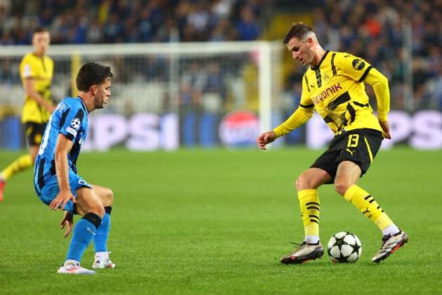 Pascal Gross 13 Borussia Dortmund in a duel, action, with Hugo Vetlesen 10 Club Brugge Club Brugge vs Borussia Dortmund, UEFA Champions League, Football, Matchday 1, Season 2024 2025, 18 09 2024 PHOTO kolbert press Ant Palmer Jan Breydel Stadion Belgium Copyright: xkolbert-press AntxPalmerx