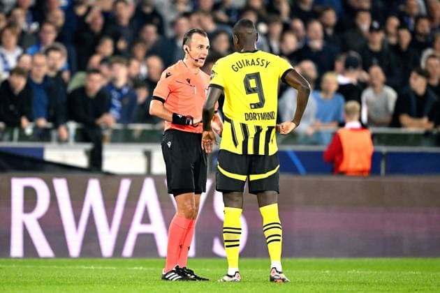BRUGGE - (l-r) Referee Ifran Peljto, Sehrou Guirassy of Borussia Dortmund during the UEFA Champions League match between Club Brugge and Borussia Dortmund at the Jan Breydel Stadium on Sept. 18, 2024 in Bruges, Belgi . ANP Hollandse Hoogte UEFA Europa Champions League 2024 25 xVIxANPxSportx xGerritxvanxKeulenxIVx 508796621 originalFilename: 508796621.jpg