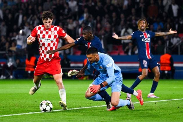 Ousmane DEMBELE ( 10 - PSG ) , Paulo Gazzaniga ( 13 - Girona ) and Ladislav Krejci ( 18 - Girona ) during the UEFA Champions League match between Paris Saint Germain and Girona FC at Parc Des Princes on September 18, 2024 in Paris, France. ( Photo by federico pestellini panoramic ) - FOOTBALL : PSG vs Girona - Ligue des Champions - 18 09 2024 FedericoPestellini Panoramic 