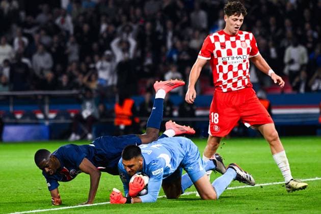 Ousmane DEMBELE ( 10 - PSG ) , Paulo Gazzaniga ( 13 - Girona ) and Ladislav Krejci ( 18 - Girona ) during the UEFA Champions League match between Paris Saint Germain and Girona FC at Parc Des Princes on September 18, 2024 in Paris, France. ( Photo by federico pestellini panoramic ) - FOOTBALL : PSG vs Girona - Ligue des Champions - 18 09 2024 FedericoPestellini Panoramic 