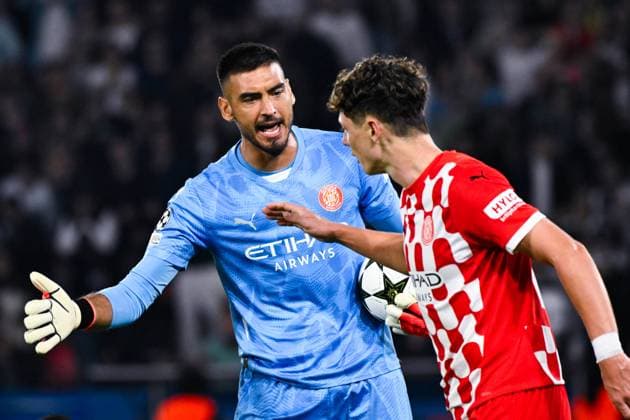 Paulo Gazzaniga ( 13 - Girona ) celebrates with Ladislav Krejci ( 18 - Girona ) during the UEFA Champions League match between Paris Saint Germain and Girona FC at Parc Des Princes on September 18, 2024 in Paris, France. ( Photo by federico pestellini panoramic ) - FOOTBALL : PSG vs Girona - Ligue des Champions - 18 09 2024 FedericoPestellini Panoramic 