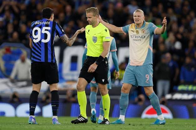 Manchester City v FC Internazionale Milano - UEFA Champions League 2024 25 League Phase MD1 Alessandro Bastoni of Inter Milan and Erling Haaland of Manchester City speak to Referee Glenn Nyberg during the UEFA Champions League 2024 25 League Phase MD1 match between Manchester City and FC Internazionale Milano at City of Manchester Stadium on September 18, 2024 in Manchester, United Kingdom. Manchester City of Manchester Stadium England United Kingdom Copyright: xRichardxSellers Sportsphoto APLx 14048188