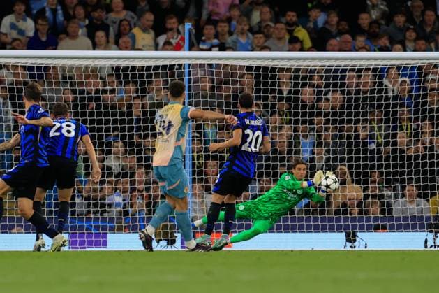 Manchester City v Inter Milan Champions League 18 09 2024. Josko Gvardiol (24) of Manchester City watches his effort on goal saved by Yann Sommer (1) of Inter Milan during the Champions League match between Manchester City and Inter Milan at the Etihad Stadium, Manchester, England on 18 September 2024. Manchester Etihad Stadium Manchester England Editorial use only , Copyright: xConorxMolloyx PSI-20434-0049