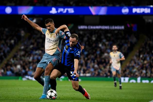 Manchester City FC V FC internazionale - UEFA Champions League Carlos Augusto of FC Internazionale competes for the ball with Rodri of Manchester City FC during the UEFA Champions League 2024 25 League Phase MD1 football match between Manchester City FC and FC Internazionale. Manchester United, ManU Kingdom Copyright: xNicolòxCampox
