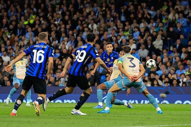 Manchester City v Inter Milan Champions League 18 09 2024. Lautaro Martinez (10) of Inter Milan has a shot on goal during the Champions League match between Manchester City and Inter Milan at the Etihad Stadium, Manchester, England on 18 September 2024. Manchester Etihad Stadium Manchester England Editorial use only , Copyright: xConorxMolloyx PSI-20434-0050