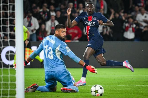 September 18, 2024, Paris, France, France: Paulo GAZZANIGA of Girona and Randal KOLO MUANI of PSG during the UEFA Champions League, League Phase MD1 match between Paris Saint-Germain and Girona FC at Parc des Princes Stadium on September 18, 2024 in Paris, France. Paris France - ZUMAm308 20240918_zsp_m308_008 Copyright: xMatthieuxMirvillex