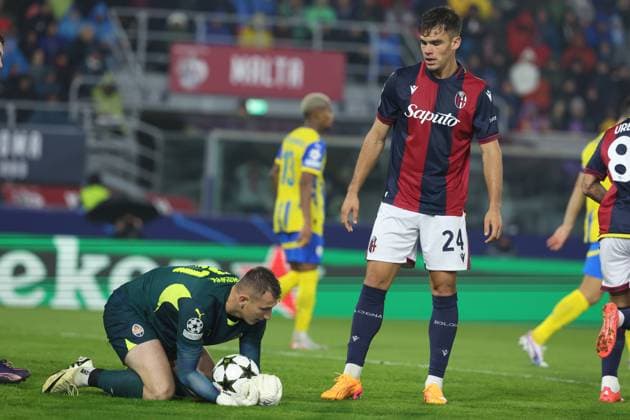 Bologna, Italy 18.09.2024 : Thijs Dallinga of Bologna, Dmytro Riznyk of Shakhtar Donetsk during UEFA Champions League 2024-2025, day 1, football match Bologna FC 1909 - Shakhtar Donetsk at Renato Dall Ara stadium in Bologna on September 2024.  Copyright: xMarcoxIacobucci IPAxSportx xipa-x xx IPA_49808451 IPA_Agency_IPA49808451