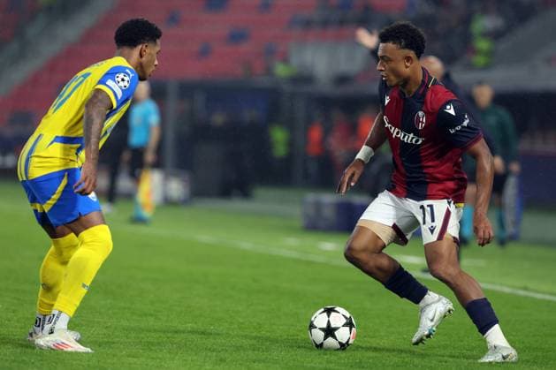 Bologna, Italy 18.09.2024 : Vinicius Tobias of Shakhtar Donetsk, Dan Ndoye of Bologna during UEFA Champions League 2024-2025, day 1, football match Bologna FC 1909 - Shakhtar Donetsk at Renato Dall Ara stadium in Bologna on September 2024.  Copyright: xMarcoxIacobucci IPAxSportx xipa-x xx IPA_49808587 IPA_Agency_IPA49808587