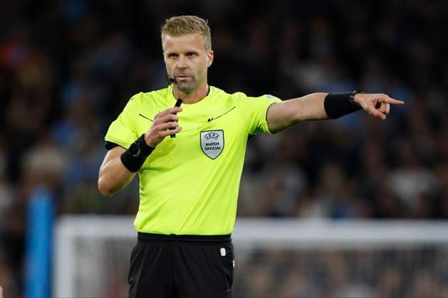 Manchester City v FC Internazionale Milano - UEFA Champions League 2024 25 League Phase MD1 Referee Glenn Nyberg pointing during the UEFA Champions League 2024 25 League Phase MD1 match between Manchester City and FC Internazionale Milano at City of Manchester Stadium on September 18, 2024 in Manchester, United Kingdom. Manchester City of Manchester Stadium England United Kingdom Copyright: xRichardxSellers Sportsphoto APLx 14048211