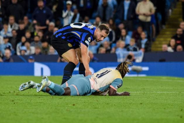 Manchester City FC v Inter Milan Inter Milan defender Carlos Augusto (30) and Manchester City forward Jeremy Doku (11) after a foul during the Manchester City FC v Inter Milan UEFA Champions League Round 1 match at the Etihad Stadium, Manchester, England, United Kingdom on 18 September 2024 Editorial use only. All images are copyright Every Second Media Limited. No images may be reproduced without prior permission. Copyright: xIMAGO EveryxSecondxMediax ESM-1130-0030