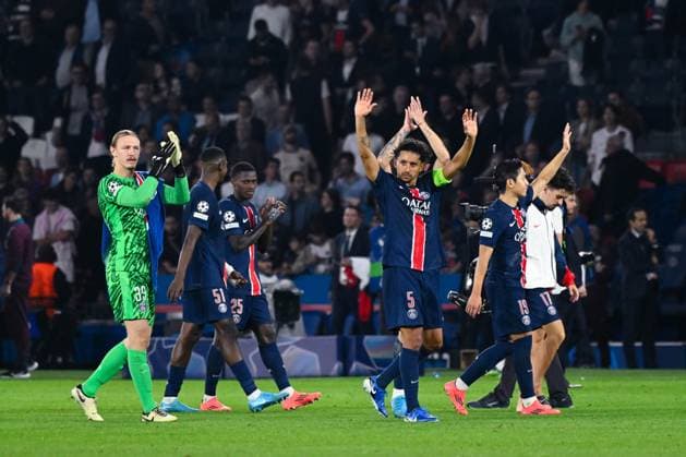 Marquinhos ( 5 - PSG ) , Matvey Safonov ( 39 - PSG ) and PSG players celebrate their side s victory after the UEFA Champions League match between Paris Saint Germain and Girona FC at Parc Des Princes on September 18, 2024 in Paris, France. ( Photo by federico pestellini panoramic ) - FOOTBALL : PSG vs Girona - Ligue des Champions - 18 09 2024 FedericoPestellini Panoramic 
