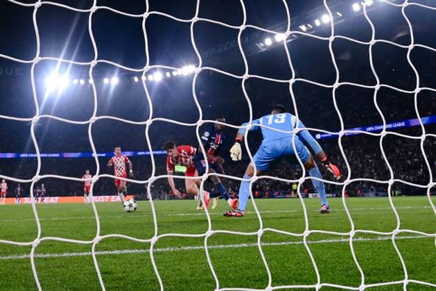 Paulo Gazzaniga ( 13 - Girona ) and Ousmane DEMBELE ( 10 - PSG ) during the UEFA Champions League match between Paris Saint Germain and Girona FC at Parc Des Princes on September 18, 2024 in Paris, France. ( Photo by federico pestellini panoramic ) - FOOTBALL : PSG vs Girona - Ligue des Champions - 18 09 2024 FedericoPestellini Panoramic 