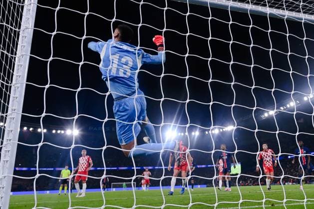 Paulo Gazzaniga ( 13 - Girona ) during the UEFA Champions League match between Paris Saint Germain and Girona FC at Parc Des Princes on September 18, 2024 in Paris, France. ( Photo by federico pestellini panoramic ) - FOOTBALL : PSG vs Girona - Ligue des Champions - 18 09 2024 FedericoPestellini Panoramic 