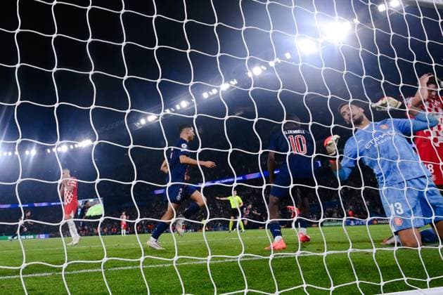 Ousmane DEMBELE ( 10 - PSG ) celebrates while Paulo Gazzaniga ( 13 - Girona ) looks dejected during the UEFA Champions League match between Paris Saint Germain and Girona FC at Parc Des Princes on September 18, 2024 in Paris, France. ( Photo by federico pestellini panoramic ) - FOOTBALL : PSG vs Girona - Ligue des Champions - 18 09 2024 FedericoPestellini Panoramic 