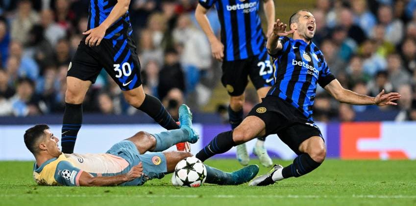 Manchester City v Inter Milan UEFA Champions League Rodrigo of Manchester City tackles Henrikh Mkhitaryan of Inter Milan during the UEFA Champions League match at the Etihad Stadium, Manchester UK Newspapers OUT Copyright: xKarlxVallantinex FIL-20645-0034