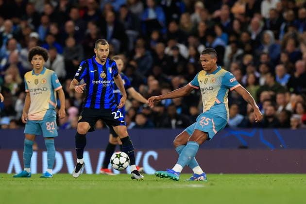 Manchester City v Inter Milan Champions League 18 09 2024. Manuel Akanji (25) of Manchester City passes the ball during the Champions League match between Manchester City and Inter Milan at the Etihad Stadium, Manchester, England on 18 September 2024. Manchester Etihad Stadium Manchester England Editorial use only , Copyright: xConorxMolloyx PSI-20434-0064