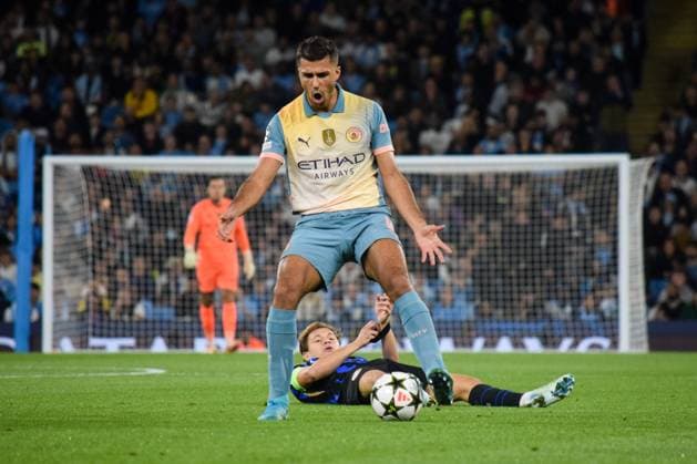 Manchester City FC v Inter Milan Manchester City midfielder Rodri (16) reacts with frustration after fouling Inter Milan midfielder Nicolo Barella (23) during the Manchester City FC v Inter Milan UEFA Champions League Round 1 match at the Etihad Stadium, Manchester, England, United Kingdom on 18 September 2024 Editorial use only. All images are copyright Every Second Media Limited. No images may be reproduced without prior permission. Copyright: xIMAGO EveryxSecondxMediax ESM-1130-0037