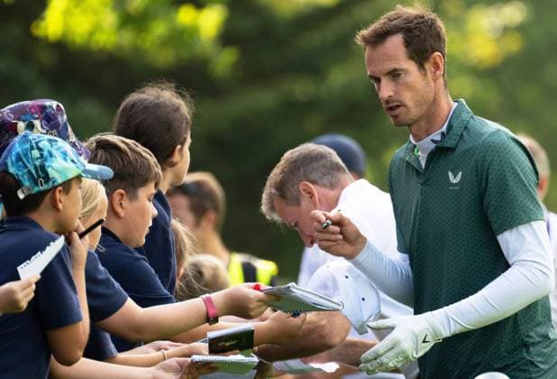 Andy Murray signs autographs during the Pro-Am Wentworth BMW PGA, Golf Herren Championship, Celebrity Pro Am, Virginia Water, UK - 18 Sep 2024  Copyright: xSandraxMailer Shutterstockx 14726297r