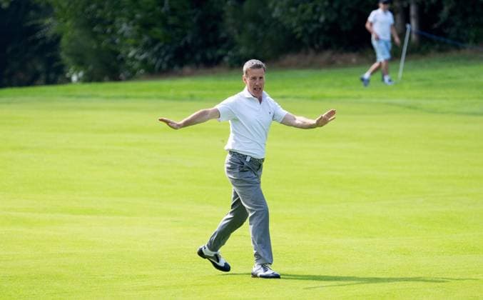 Anton Du Beke dances on the 17th fairway during the Pro-Am Wentworth BMW PGA, Golf Herren Championship, Celebrity Pro Am, Virginia Water, UK - 18 Sep 2024  Copyright: xSandraxMailer Shutterstockx 14726297v