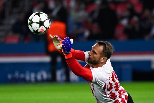 Pau Lopez ( 25 - Girona ) warms up prior to the UEFA Champions League match between Paris Saint Germain and Girona FC at Parc Des Princes on September 18, 2024 in Paris, France. ( Photo by federico pestellini panoramic ) - FOOTBALL : PSG vs Girona - Ligue des Champions - 18 09 2024 FedericoPestellini Panoramic 