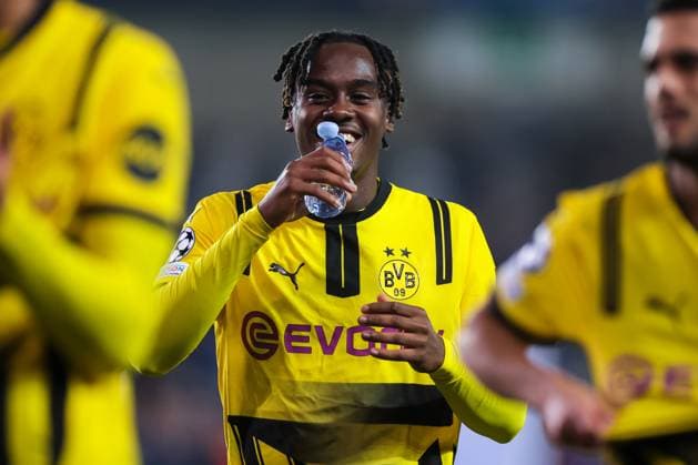 18 09 2024, Football, Season 2024 2025, UEFA Champions League, Matchday 1, FC Bruges Borussia Dortmund, Jamie Jermaine Gittens Borussia Dortmund rejoices and drinks, Bruges Jan Breydel Stadium Belgium xRHR PHOTO ENx Copyright: DennisxEwert RHR-FOTOx RHR-FOTO DE
