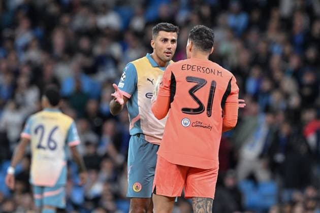 UEFA Champions League league stage Manchester City v Inter Milan Rodri of Manchester City speaks with Ederson of Manchester City during the UEFA Champions League league stage match Manchester City vs Inter Milan at Etihad Stadium, Manchester, United Kingdom, 18th September 2024 (Photo by Cody Froggatt News Images) Manchester Etihad Stadium Manchester United, ManU Kingdom Copyright: xCodyxFroggatt NewsxImagesx