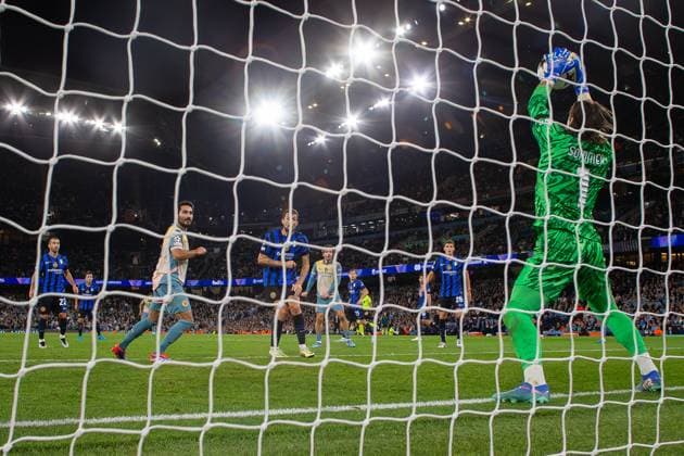 Manchester City v Inter Milan Champions League 18 09 2024. Manchester City midfielder Ä°lkay GündoÄüan (19) heads at goal, Inter Milan goalkeeper Yann Sommer (1) makes the save, during the Champions League match between Manchester City and Inter Milan at the Etihad Stadium, Manchester, England on 18 September 2024. Editorial use only , Copyright: xIanxStephenx PSI-20445-0069