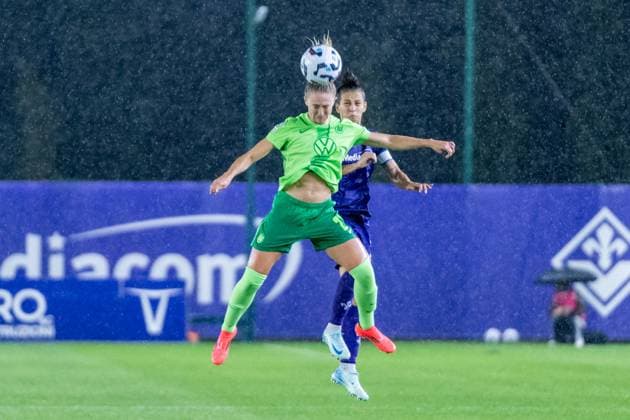 Florence, Italy, September 18th 2024: Alice Tortelli (5 Fiorentina) vs Rebecka Blomqvist (21 Wolfsburg) during the UEFA Women s Champions League round 2 match between ACF Fiorentina and VfL Wolfsburg at Viola Park in Florence, Italy. (Sara Esposito SPP) Copyright: xSaraxEspositox xSPPx spp-en-SaEsSp-SaraEsposito_SPP_-02355