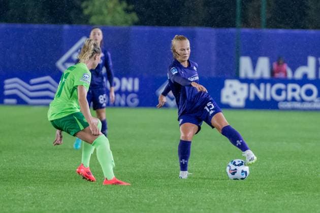 Florence, Italy, September 18th 2024: Sofie Bredgaard (15 Fiorentina) vs Rebecka Blomqvist (21 Wolfsburg) during the UEFA Women s Champions League round 2 match between ACF Fiorentina and VfL Wolfsburg at Viola Park in Florence, Italy. (Sara Esposito SPP) Copyright: xSaraxEspositox xSPPx spp-en-SaEsSp-SaraEsposito_SPP_-02376