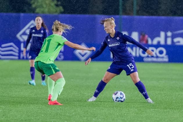 Florence, Italy, September 18th 2024: Sofie Bredgaard (15 Fiorentina) vs Rebecka Blomqvist (21 Wolfsburg) during the UEFA Women s Champions League round 2 match between ACF Fiorentina and VfL Wolfsburg at Viola Park in Florence, Italy. (Sara Esposito SPP) Copyright: xSaraxEspositox xSPPx spp-en-SaEsSp-SaraEsposito_SPP_-02378