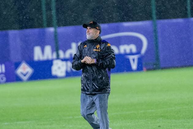 Florence, Italy, September 18th 2024: Sebastian De La Fuente (head coach of ACF Fiorentina) bids farewell to supporters during the UEFA Women s Champions League round 2 match between ACF Fiorentina and VfL Wolfsburg at Viola Park in Florence, Italy. (Sara Esposito SPP) Copyright: xSaraxEspositox xSPPx spp-en-SaEsSp-SaraEsposito_SPP_-02484