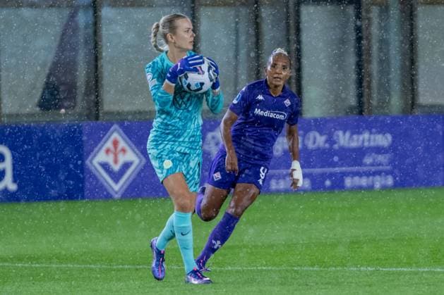 Florence, Italy, September 18th 2024: Merle Frohms (1 Wolfsburg) vs Madelen Janogy (9 Fiorentina) during the UEFA Women s Champions League round 2 match between ACF Fiorentina and VfL Wolfsburg at Viola Park in Florence, Italy. (Sara Esposito SPP) Copyright: xSaraxEspositox xSPPx spp-en-SaEsSp-SaraEsposito_SPP_-02227