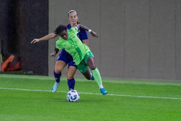 Florence, Italy, September 18th 2024: Lineth Beerensteyn (9 Wolfsburg) vs Emma Faerge (44 Fiorentina) during the UEFA Women s Champions League round 2 match between ACF Fiorentina and VfL Wolfsburg at Viola Park in Florence, Italy. (Sara Esposito SPP) Copyright: xSaraxEspositox xSPPx spp-en-SaEsSp-SaraEsposito_SPP_-02091