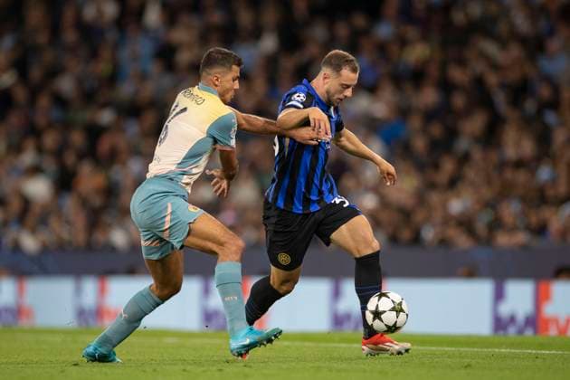 Manchester City v FC Internazionale Milano - UEFA Champions League 2024 25 League Phase MD1 Carlos Augusto 30 of Inter Milan is tackled by Rodri 16 of Manchester City F.C. during the UEFA Champions League League Stage match between Manchester City and Football Club Internazionale Milano at the Etihad Stadium in Manchester, England, on September 18, 2024. Manchester Manchester United, ManU Kingdom  Copyright: xMIxNewsx originalFilename:fletcher-manchest240918_npiGW.jpg