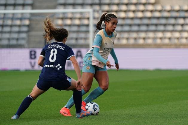 Mary Fowler of Man City takes on Daphne Corboz of Paris FC Paris FC Women v Manchester City Women, UEFA Women s Champions League, Second Round, Football, Stade Charlety , Paris, France, 18 Sep 2024 EDITORIAL USE ONLY No use with unauthorised audio, video, data, fixture lists, club league logos or live services. Online in-match use limited to 120 images, no video emulation. No use in betting, games or single club league player publications.  Copyright: xDavexWinter Shutterstockx 14722161gm